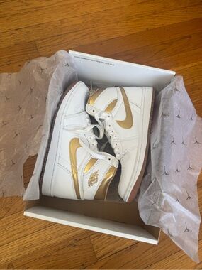 Nike Air Jordan 1 Retro High OG "White and Gold" Women’s 7/Men’s 5.5